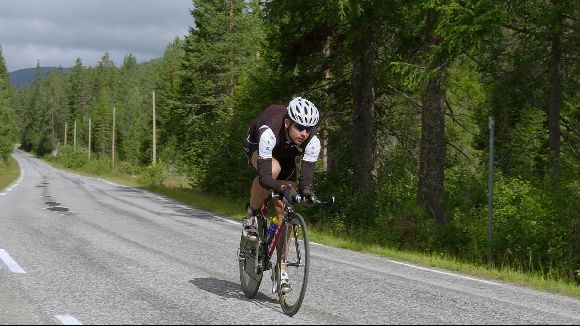 女孩去雪山双板滑雪,不料板子突然掉落,硬是用双脚滑行,滑雪双板摔倒怎么起来